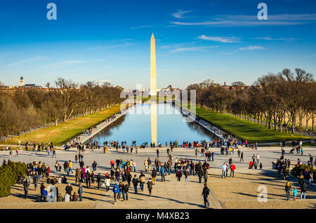 Washington Monument spiegelt sich auf einen reflektierenden Pool, als von der Lincoln Memorial in Washington DC gesehen. Stockfoto