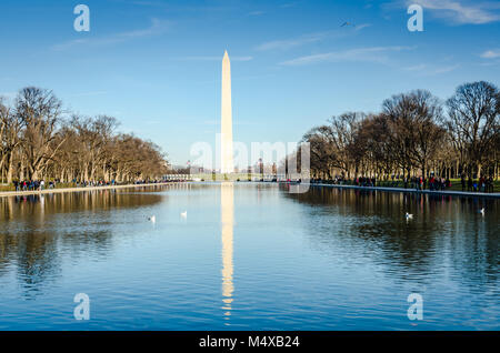 Washington Monument spiegelt sich auf der Lincoln Memorial Reflecting Pool auf der National Mall in Washington, D.C. Stockfoto