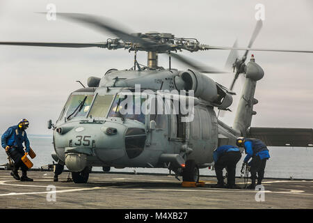 Ein U.S. Navy MH-60S Seahawk Helikopter mit Hubschrauber Meer Combat Squadron 28 in der Flight Deck secued an Bord der Station Landung Schiff USS Oak Hill (LSD 51) Bei Flugbetrieb vor der Küste von North Carolina in den Atlantik, 14.02.2018. Das Oak Hill und die 26 Marine Expeditionary Unit sind an einem Einsatz auf See see- und friedenserhaltende Maßnahmen durchzuführen, sowie die Pflege der Beziehungen zu ausländischen Armeen durch gemeinsame Übungen. (U.S. Marine Corps Foto: Staff Sgt. Dengrier M. Baez) Stockfoto