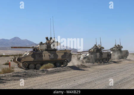 In FORT IRWIN, Kalifornien - 11 Armored Cavalry Regiment troopers ihre Position gegen angreifende Elemente der 3. Reiterregiment verteidigen, von Fort Hood, Texas. Feb.16, 2018 in zentralen Korridor der National Training Center. Diese Phase des Kampfes gegen die "Brave Gewehre "Brigade Fähigkeit Terrain gegen eine in der Nähe von-peer Gegner zu verteidigen. (U.S. Armee Foto von SPC. Engel Heraldez, 11. ACR, PAO) Stockfoto