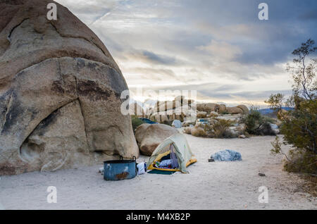 Abend cloudscape für Camping in White Tank Campground, einer von mehreren primitive Camping Optionen im Joshua Tree National Park. Stockfoto