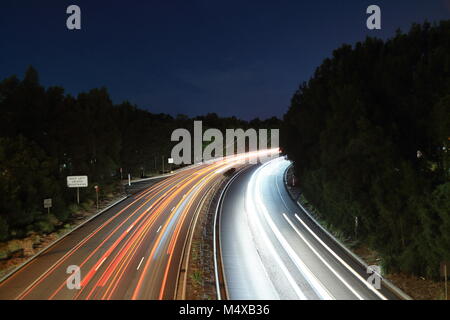 Lange Belichtung heller Trails gekrümmte Freeway, Sydney, Australien Stockfoto