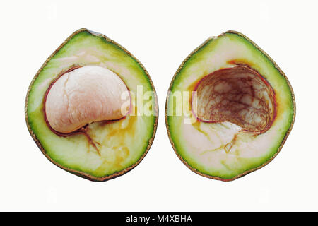 Avocados halbieren und die Samen auf einem weißen Hintergrund. Stockfoto