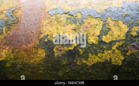 Rostiges Metall teil mit Resten von schwarzer Farbe Stockfoto