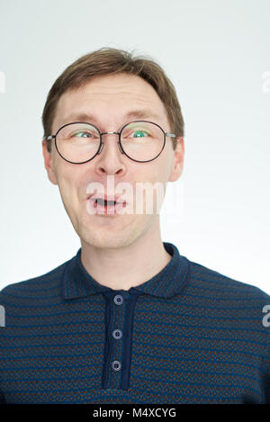 Lustig junge Mann in Gläsern Portrait auf weißem Hintergrund Stockfoto