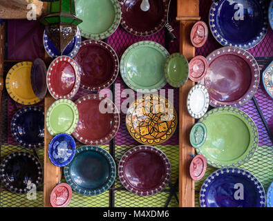 Die traditionelle arabische handcrafted, bunt dekorierte Platten. Stockfoto