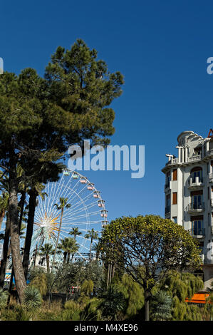 Riesenrad in der Stadt Nizza, Côte d'Azur, gegen den tiefblauen Himmel. (Winter) Stockfoto