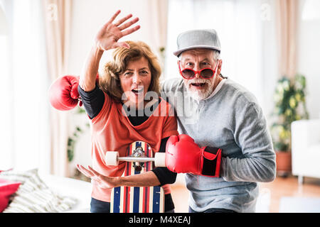 Crazy senior Paar Spaß zu Hause haben. Stockfoto