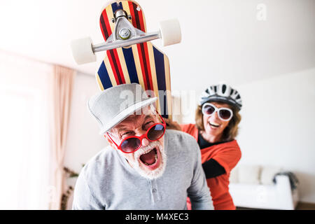 Crazy senior Paar Spaß zu Hause haben. Stockfoto