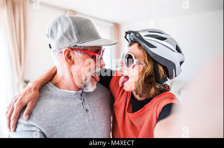Crazy senior Paar Spaß zu Hause haben. Stockfoto