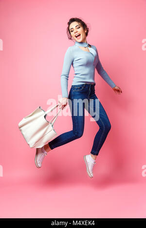 Fröhliche Frau mit Handtasche Stockfoto