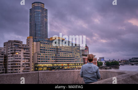 Touristische beobachten Sonnenuntergang von Blackfrairs Brücke Stockfoto