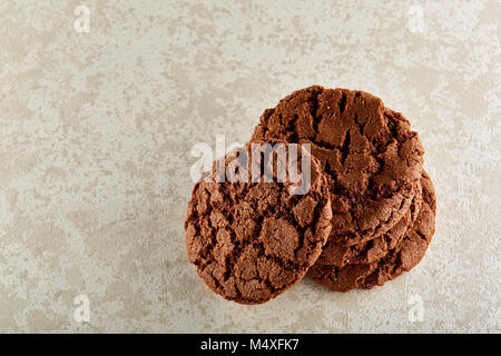 Chocolate Chips Cookies auf schwarzen Hintergrund isoliert, Makro, Nahaufnahme Stockfoto