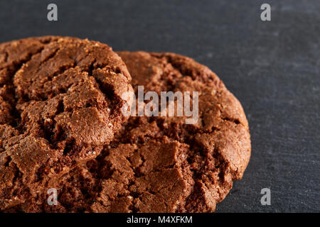 Chocolate Chips Cookies auf schwarzen Hintergrund isoliert, Makro, Nahaufnahme Stockfoto
