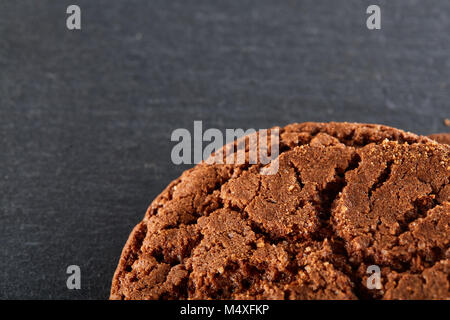 Chocolate Chips Cookies auf schwarzen Hintergrund isoliert, Makro, Nahaufnahme Stockfoto