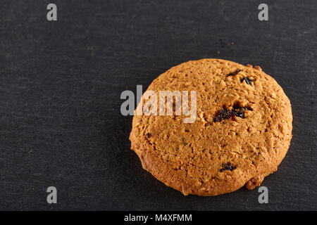 Chocolate Chips Cookies auf schwarzen Hintergrund isoliert, Makro, Nahaufnahme Stockfoto
