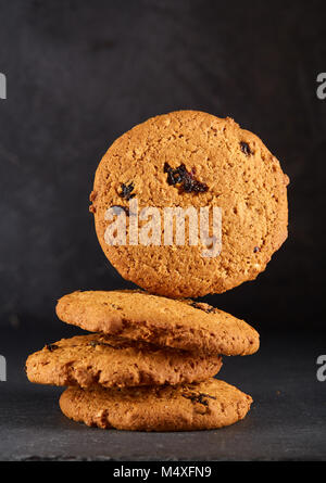 Chocolate Chips Cookies auf schwarzen Hintergrund isoliert, Makro, Nahaufnahme Stockfoto