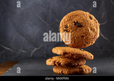 Chocolate Chips Cookies auf schwarzen Hintergrund isoliert, Makro, Nahaufnahme, geringe Tiefenschärfe, selektiver Fokus Stockfoto