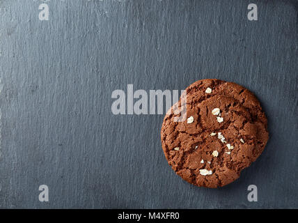 Chocolate Chips cookies mit Haferflocken Chips auf schwarzem Hintergrund, Makro isolierten dekoriert, close-up Stockfoto