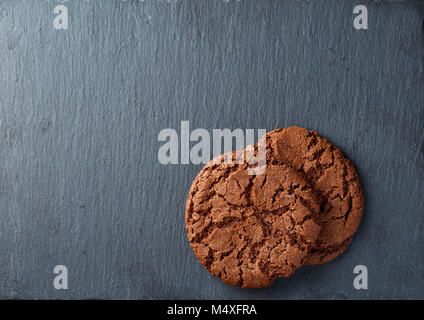 Chocolate Chips Cookies auf schwarzen Hintergrund isoliert, Makro, Nahaufnahme Stockfoto