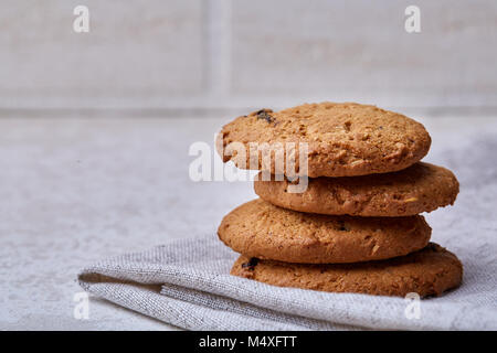 Chocolate Chips cookies isoliert auf hellen Hintergrund, Makro, Nahaufnahme, geringe Tiefenschärfe, selektive konzentrieren. Stockfoto