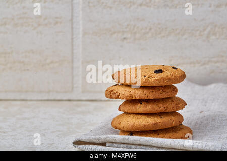 Chocolate Chips cookies isoliert auf hellen Hintergrund, Makro, Nahaufnahme, geringe Tiefenschärfe, selektive konzentrieren. Stockfoto