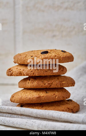 Chocolate Chips cookies isoliert auf hellen Hintergrund, Makro, Nahaufnahme, geringe Tiefenschärfe, selektive konzentrieren. Stockfoto