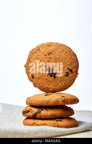 Chocolate Chips cookies isoliert auf hellen Hintergrund, Makro, Nahaufnahme, geringe Tiefenschärfe, selektive konzentrieren. Stockfoto