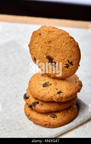 Chocolate Chips cookies isoliert auf hellen Hintergrund, Makro, Nahaufnahme, geringe Tiefenschärfe, selektive konzentrieren. Stockfoto