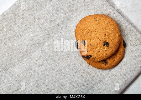 Chocolate Chips cookies isoliert auf hellen Hintergrund, Makro, Nahaufnahme, geringe Tiefenschärfe, selektive konzentrieren. Stockfoto