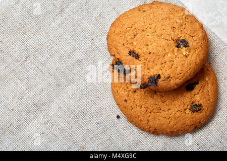 Chocolate Chips cookies isoliert auf hellen Hintergrund, Makro, Nahaufnahme, geringe Tiefenschärfe, selektive konzentrieren. Stockfoto