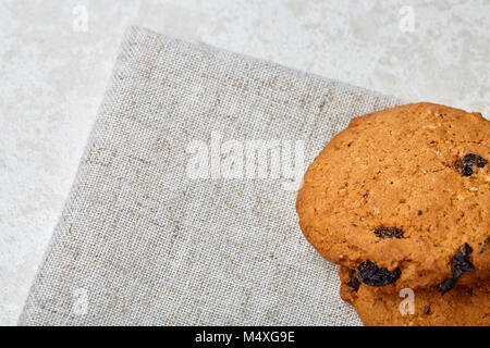 Chocolate Chips cookies isoliert auf hellen Hintergrund, Makro, Nahaufnahme, geringe Tiefenschärfe, selektive konzentrieren. Stockfoto