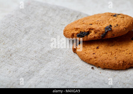 Chocolate Chips cookies isoliert auf hellen Hintergrund, Makro, Nahaufnahme, geringe Tiefenschärfe, selektive konzentrieren. Stockfoto