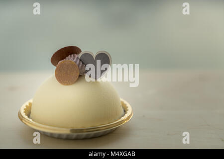 Heidelbeere Joghurt Kuchen für Valentinstag, selektiver Fokus Stockfoto