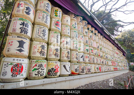 Sake Fässer am Eingang der Meiji Jingu-Schrein in Tokio, Shibuya, Tokio 151-8557, Japan
