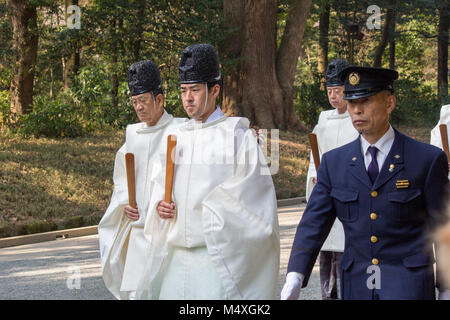 Kannushi, die Person, die für die Aufrechterhaltung eines Shinto Schrein zu Fuß durch Meiji Jingu Gartenanlage im Zentrum von Tokio verantwortlich. Stockfoto