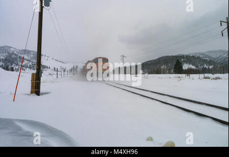 Ein BNSF train unten kommen die Spuren im Schnee am Beavertail, westlich von Clinton, Montana in Granit County. Stockfoto