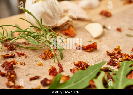 Vorbereitung Ravioli oder Tortellini mit frischen Zutaten und Pasta Stockfoto