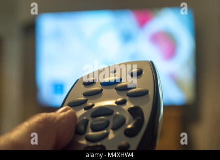 Nahaufnahme eines Sky-TV-Fernbedienung im Wohnzimmer genutzt werden, Vereinigtes Königreich. Stockfoto