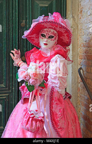 Eine Dame gekleidet wie eine weibliche Katze während des Karnevals von Venedig (Carnevale di Venezia) in Venedig, Italien Stockfoto