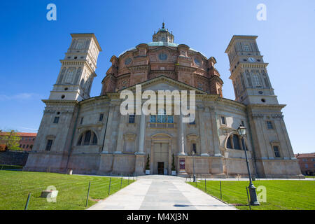 VICOFORTE, Italien, 11. April 2017 - Vicoforte Heiligtum, Seite Fassade, Provinz Cuneo, Piemont, Italien, das größte elliptische Kuppel der Welt. Stockfoto