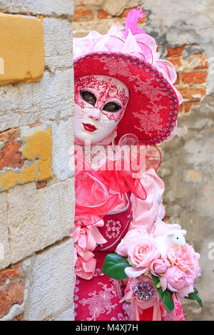 Eine Dame gekleidet wie eine weibliche Katze während des Karnevals von Venedig (Carnevale di Venezia) in Venedig, Italien Stockfoto