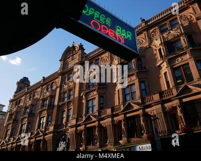 Historische Gebäude und Neon/Zeichen im Londoner Leicester Square. Stockfoto