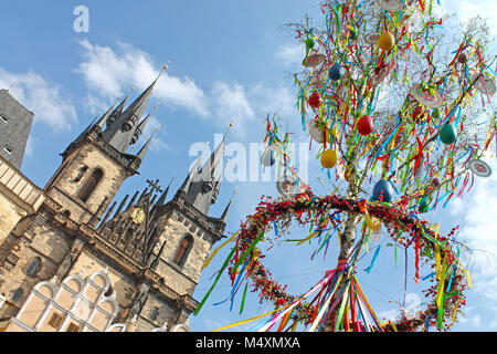 Ostern Baum am Altstädter Ring in Prag. Ostermarkt, Czech repubic. Stockfoto