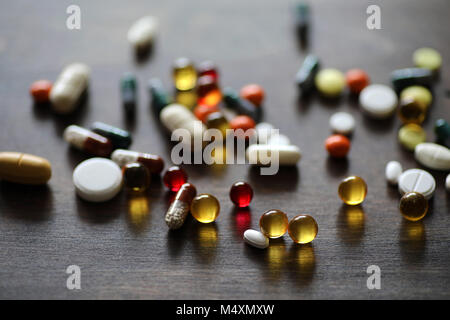 Medikamente und Tabletten auf einer hölzernen Textur Tabelle Stockfoto