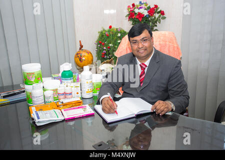 Md. Amir Hossain Sarkar, Inhaber der ersten großen Türkei Bangladesch business Farm" sarker Modarn Türkei Bauernhof" an Ashulia, Korcula, Dhaka, Bangladesch. Stockfoto