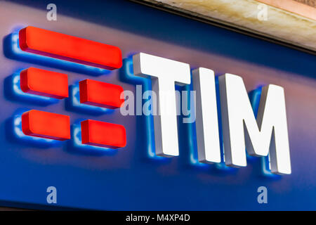 RAVENNA, Italien - 15. FEBRUAR 2018: TIM-Logo. Der italienische Finanzminister guard prüft die Zentrale von TIM für Vorkehrungen gegen die Konkurrenz für Mon Stockfoto
