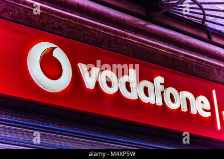 RAVENNA, Italien - 15. FEBRUAR 2018: VODAFONE Logo. Der italienische Finanzminister guard prüft die Zentrale von Vodafone für Arrangements gegen competitio Stockfoto
