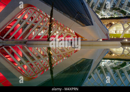 Abstrakte Formen, Formen, Licht und Reflexionen in der Architektur bei Sonnenuntergang in der Stadt Stockfoto