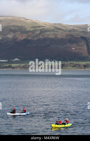 Kajakfahren auf dem Carlingford Lough. Stockfoto